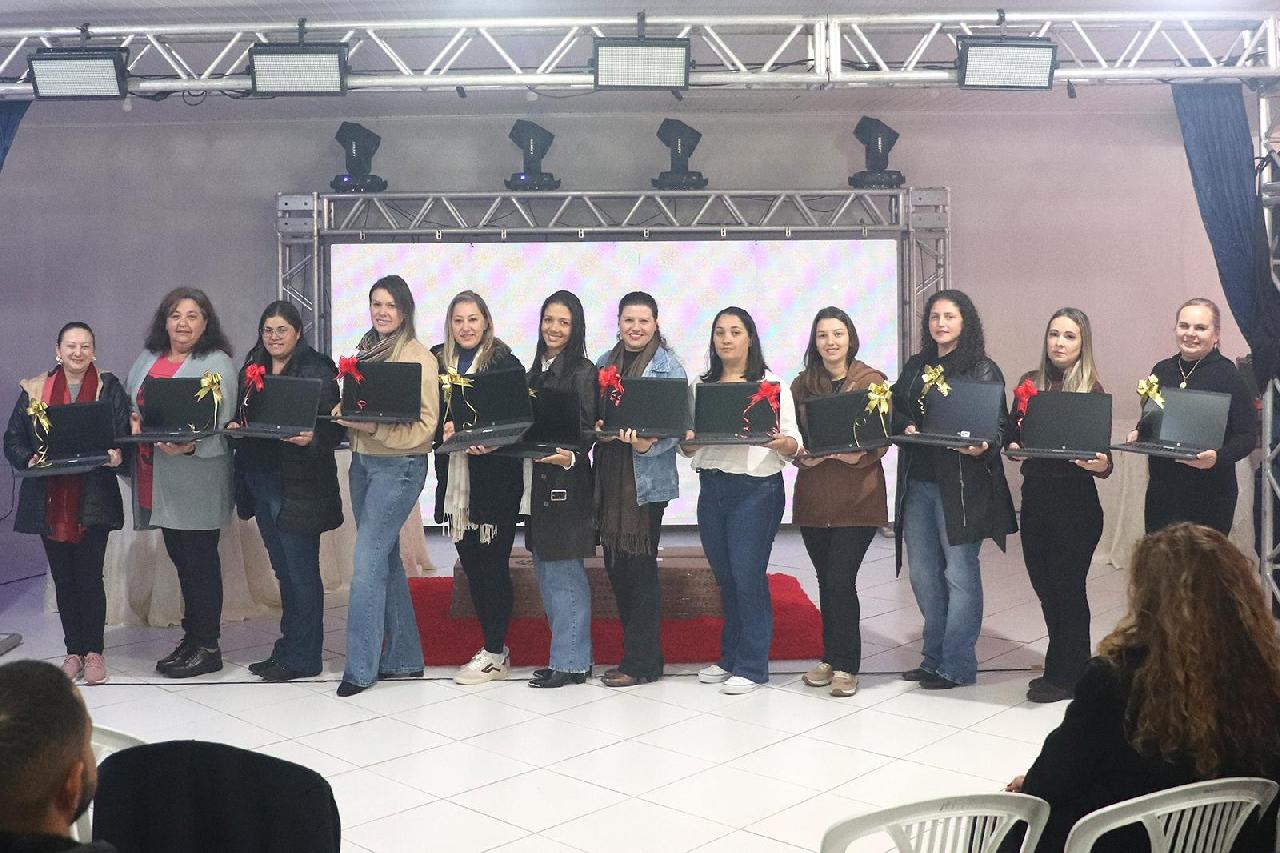 Prefeitura de Piên investe R$ 663 mil em notebooks para professores da rede municipal