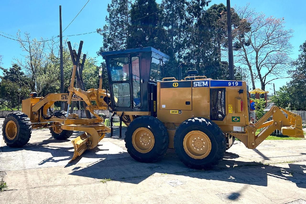 Prefeitura de Piên recebe nova motoniveladora para reforçar serviços rodoviários