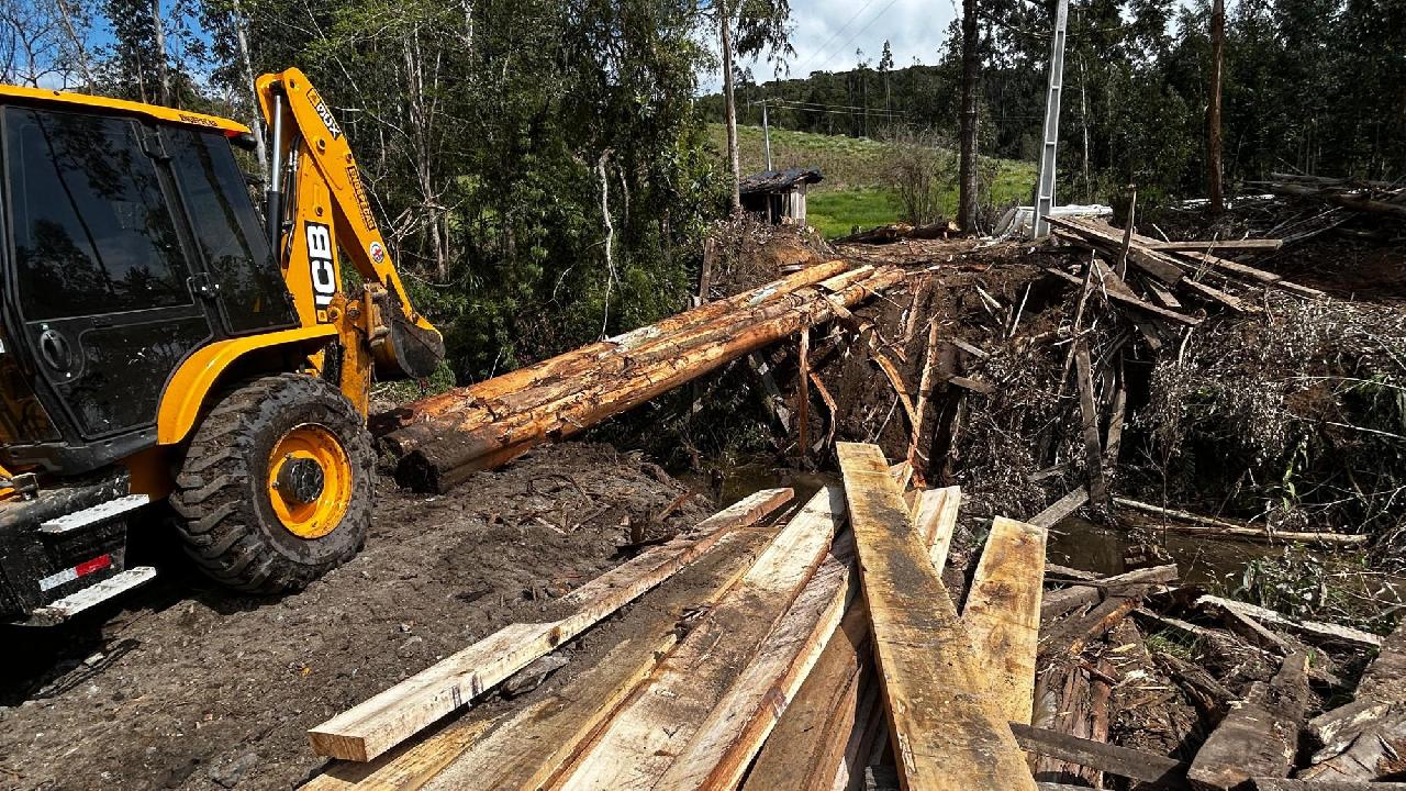 Prefeitura de Piên reconstrói ponte na comunidade do Vermelhinho