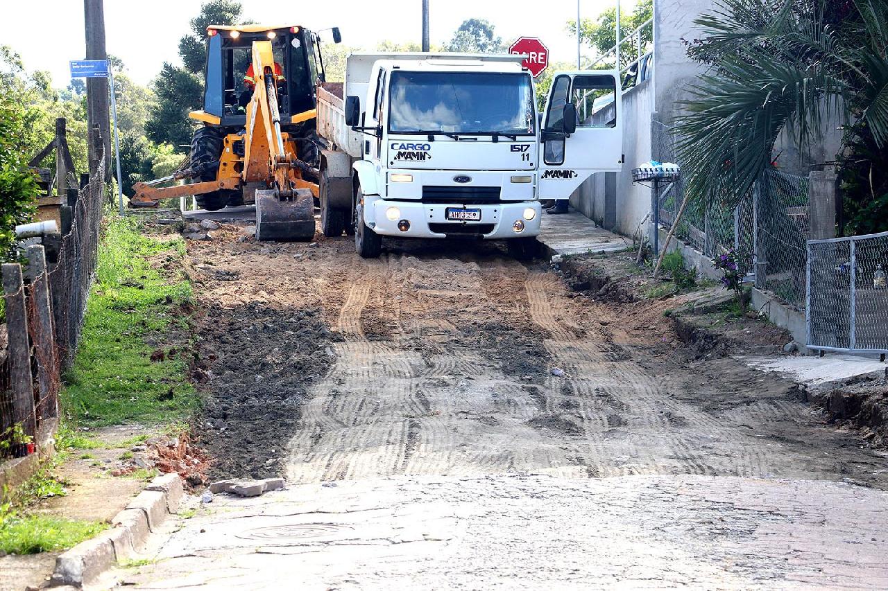 Prefeitura inicia pavimentação em concreto na Rua Criciúma, no bairro Avencal