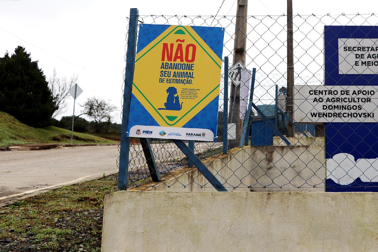 Prefeitura instala placas educativas para combater o abandono de animais