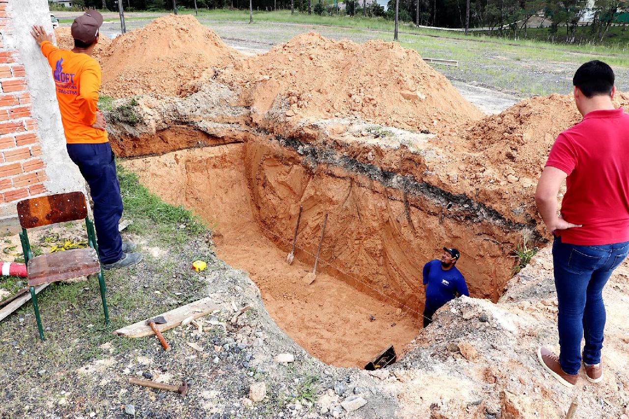 Prefeitura realiza trabalho de recuperação do Parque de Eventos 