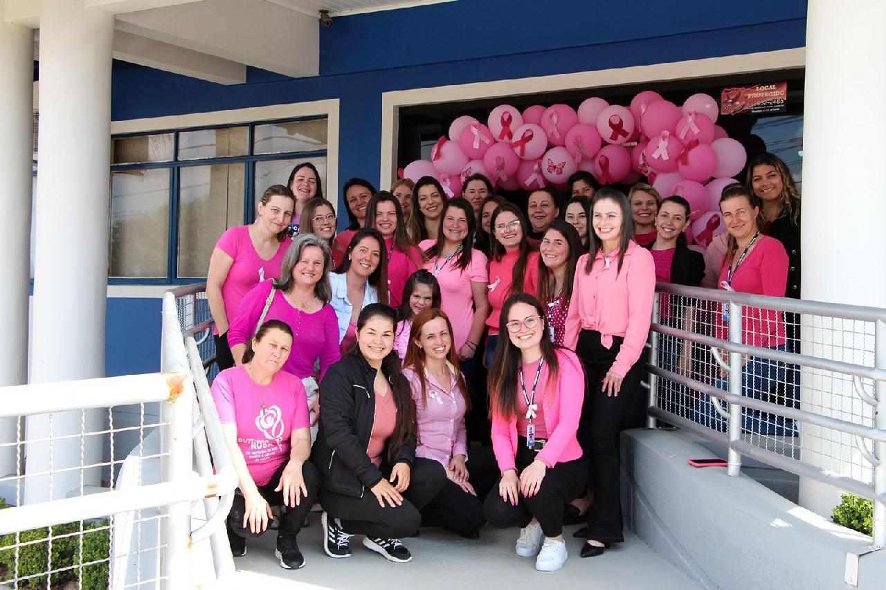 Prefeitura recebe decoração em alusão ao Outubro Rosa