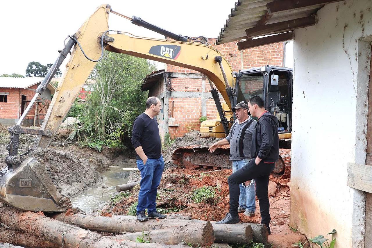 Prefeitura trabalha com desobstrução de córrego no Avencal