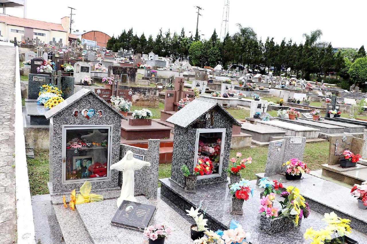 Prefeitura trabalha na limpeza e manutenção de cemitérios 