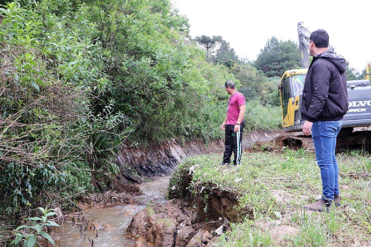 Prefeitura trabalha para melhorar a vazão de agua na área central de Piên