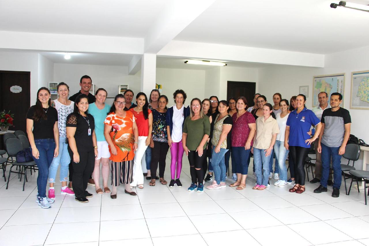 Profissionais dos serviços gerais participam de formação