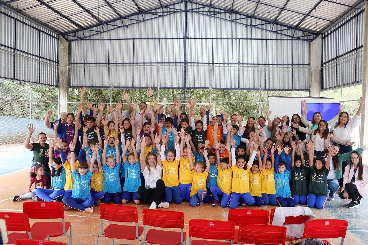 Programa ARISE amplia inclusão digital com oficina de informática em escola de Piên