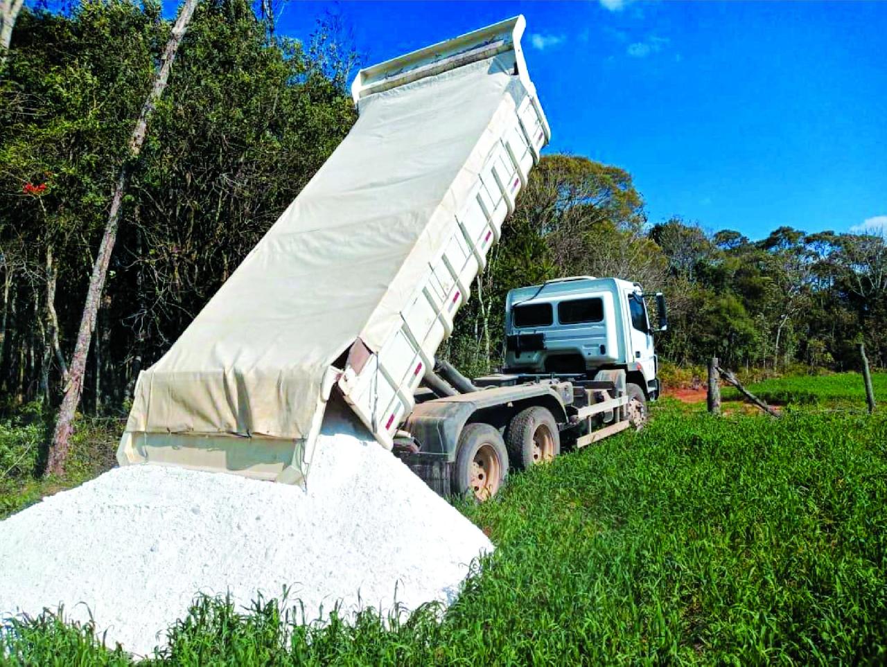 Programa de calcário da Prefeitura abre solicitações para produtores rurais de Piên