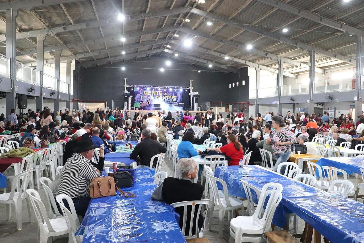 Programa Viva a Maturidade reúne cerca de 700 idosos no Pavilhão de Eventos