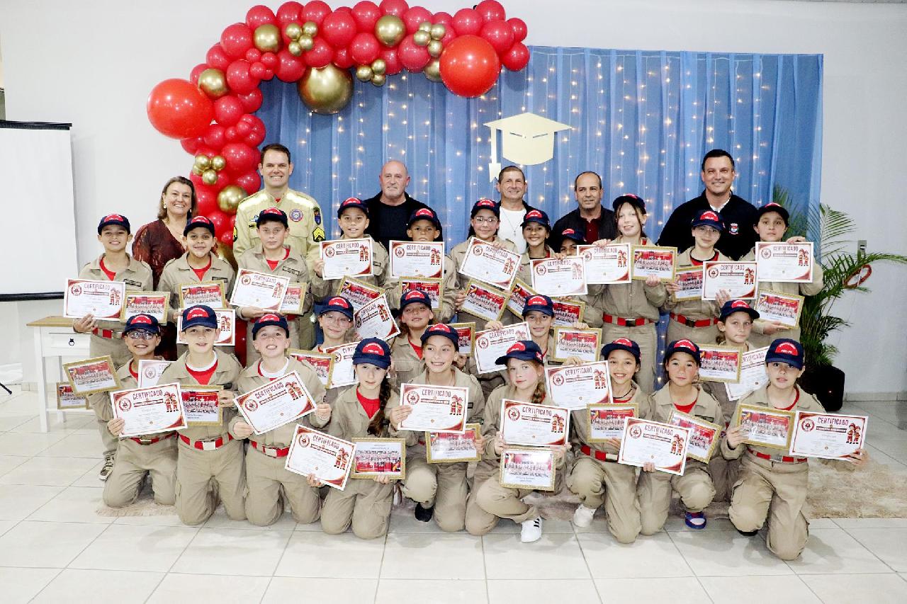 Projeto Bombeiro Mirim forma 25 alunos e reforça valores de cidadania em Piên