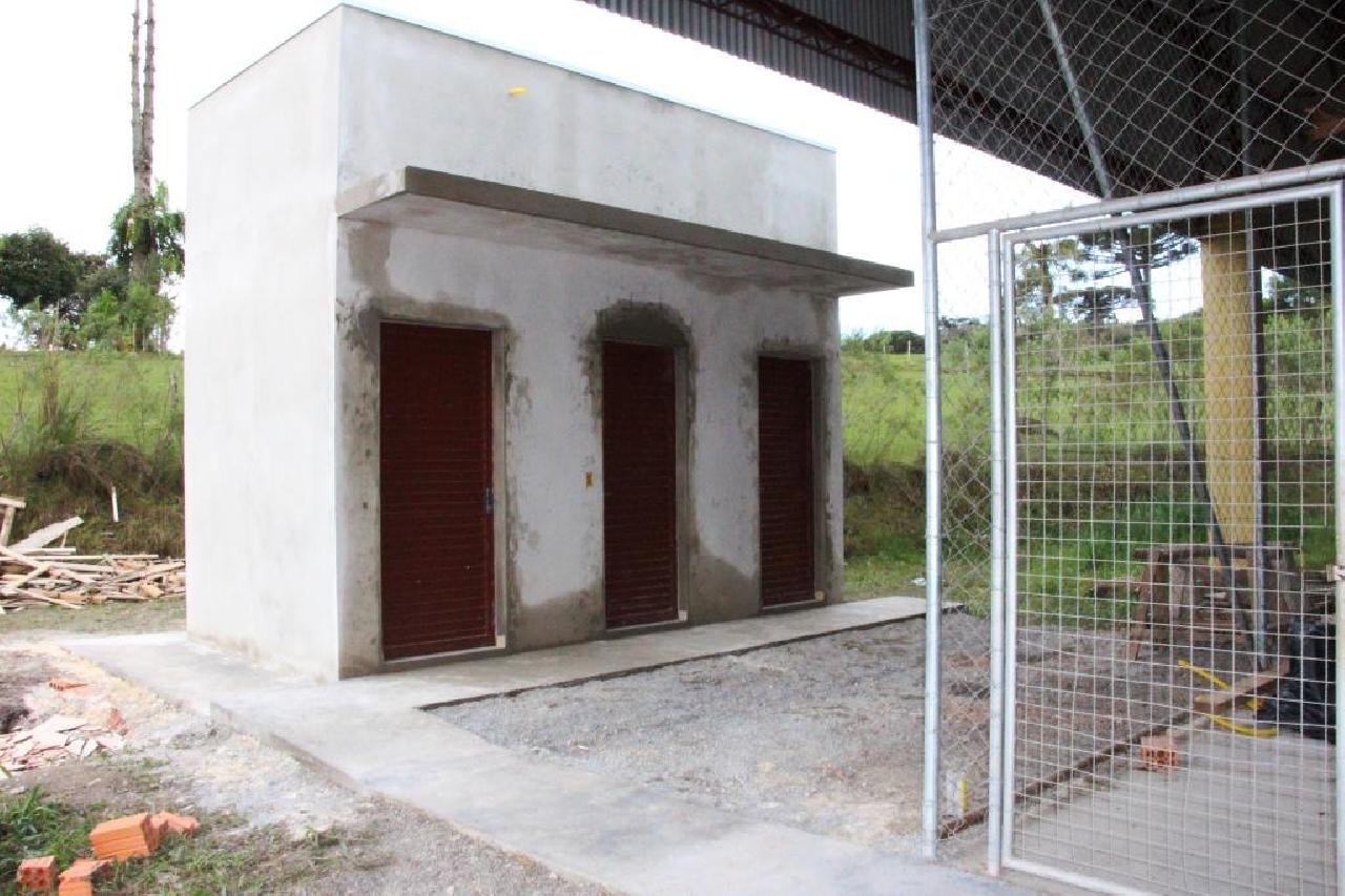 Quadra de Campina dos Crespins recebe banheiros e vestiários