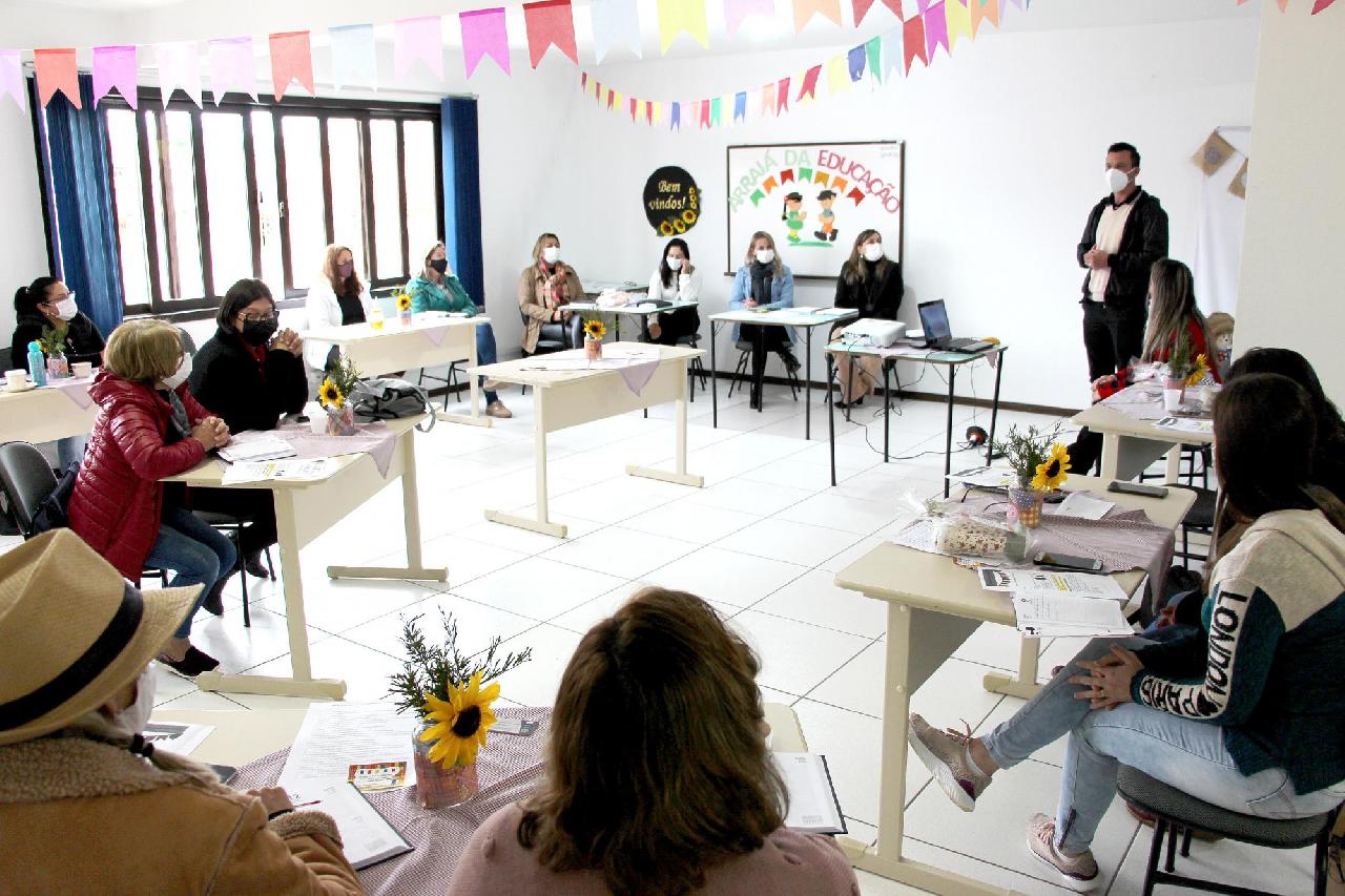 Reunião com diretoras de escolas define prioridades