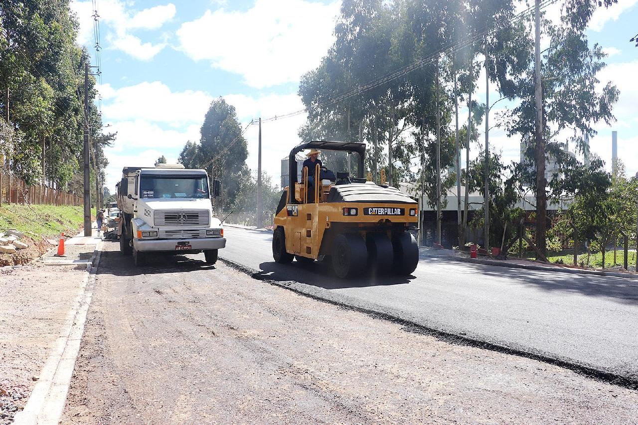 Rua Americana recebe nova camada asfáltica 