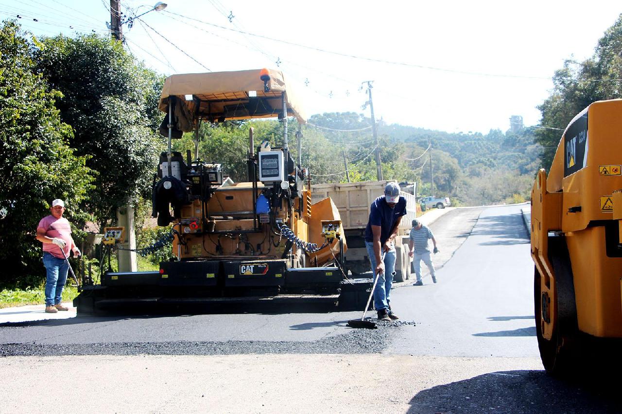 Ruas do Centro recebem pavimentação asfáltica