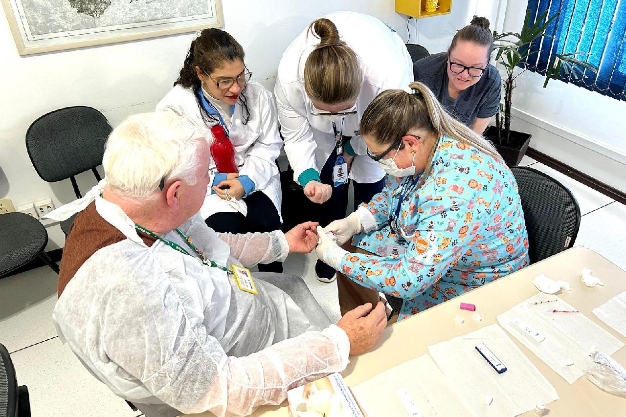 Saúde capacita profissionais para realizar exames de IST