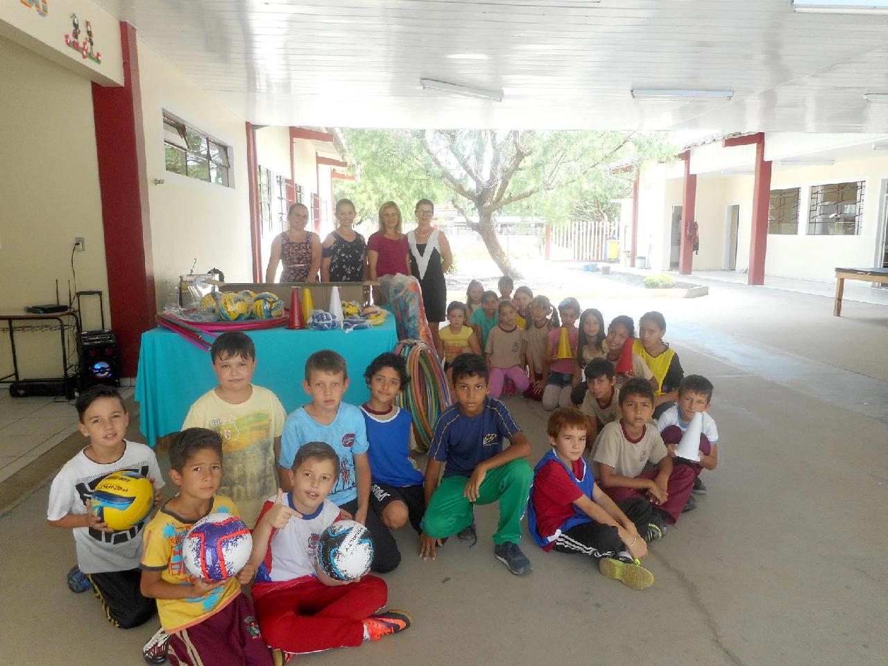 Secretaria de Educação distribui materiais esportivos para Escolas Municipais