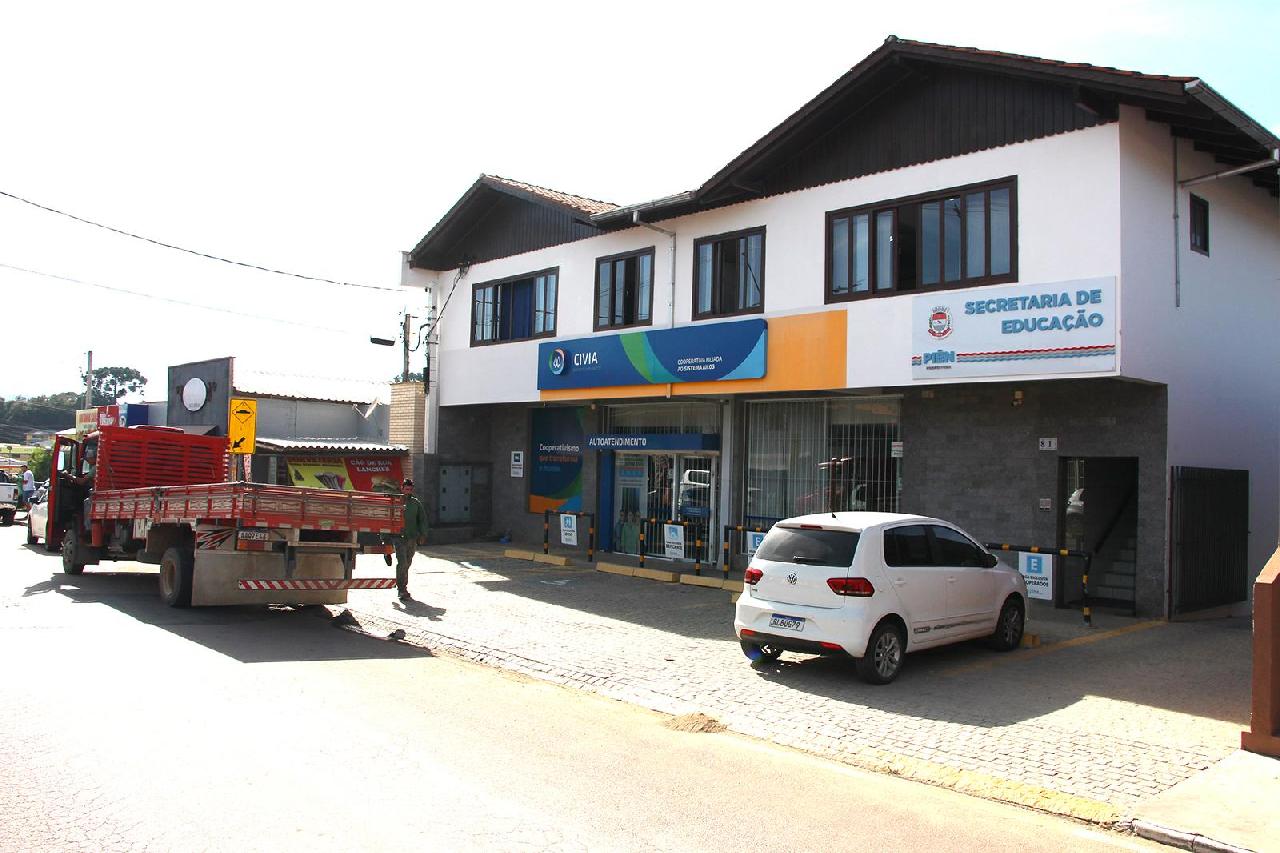 Secretaria de Educação explica o processo de entrega do uniforme e tênis escolar