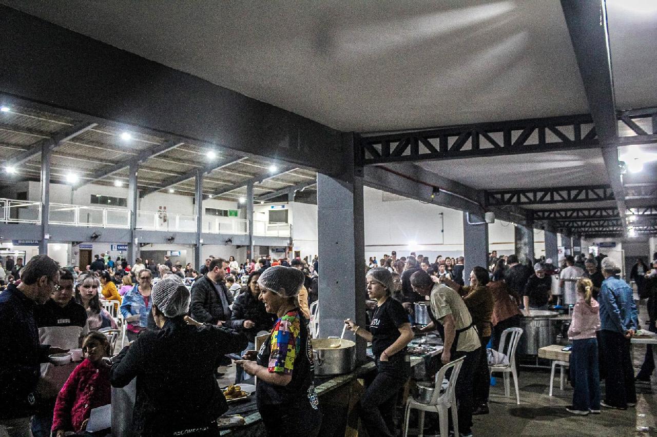Sopa Solidária reúne comunidade e vende cerca de 800 cartões em Piên