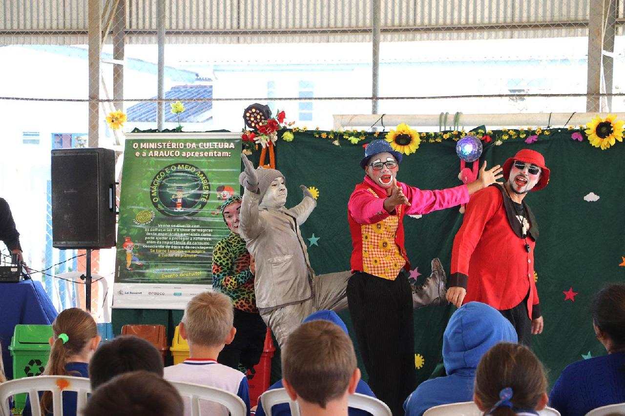Teatro e mágica levam conscientização ambiental a alunos da rede municipal