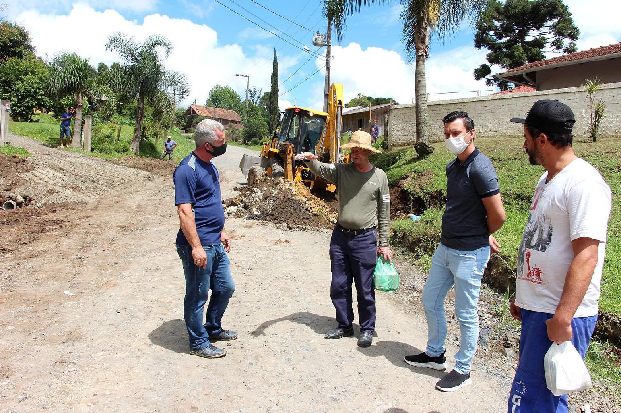 Troca de tubulação e patrolamento em Campina dos Crespins